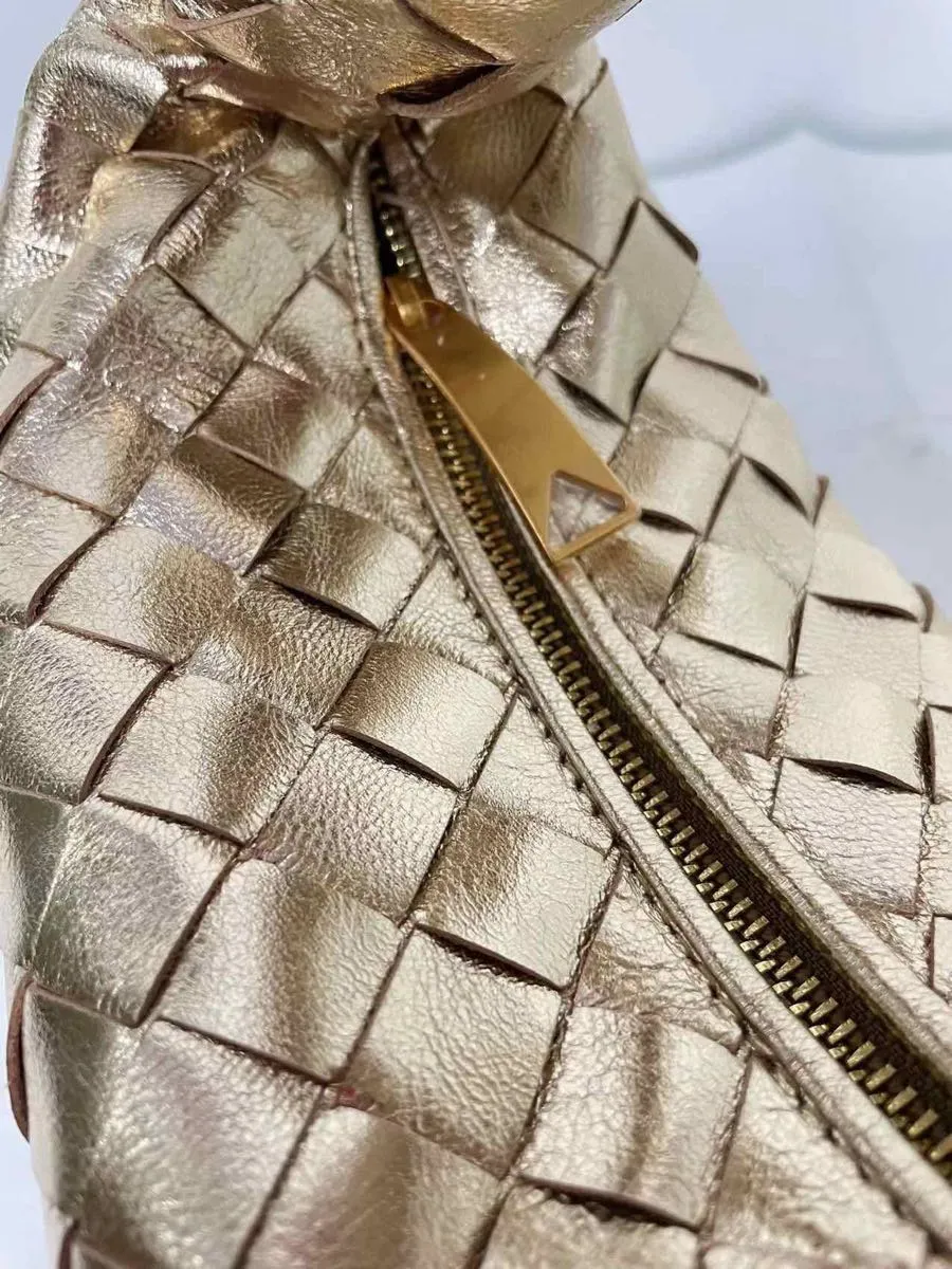 Batch 1200 BV Bottega Veneta's new early spring women's MINI JODIE handbag BV bag 🔥The new method is based on the original rounded corners, knotted with classic woven leather round hobo bag, The most iconic triangular pull-out design, using sheepskin draped soft shape, is super suitable for concave shapes~ Jodie feels really gentle to people, and is definitely the best item for daily matching. It has the same weave, new elements and twists, is compact and versatile, and is the new favorite of street style Internet celebrities! Dimensions: 23x28x8 Model: 6699-1